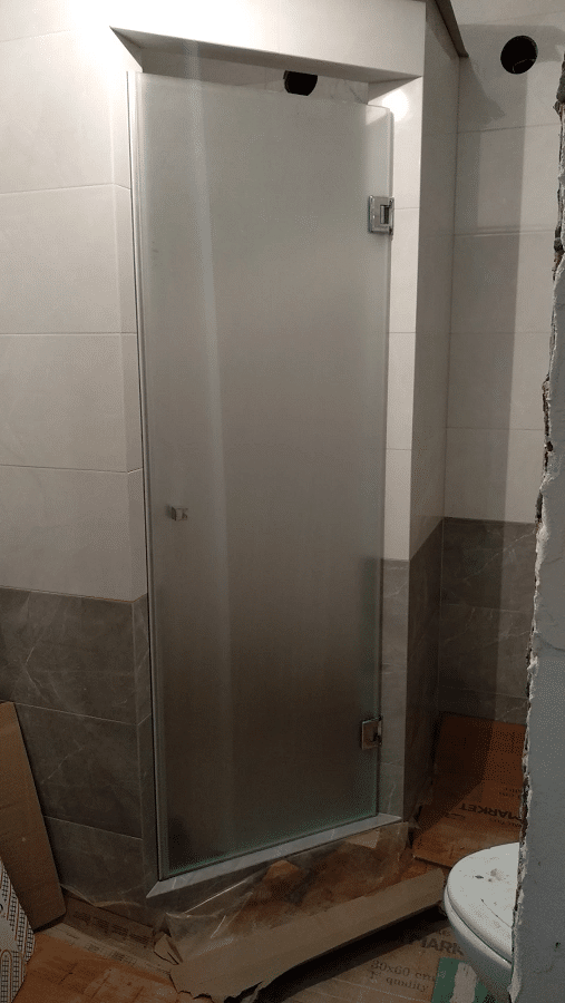 Стеклянные двери в душ